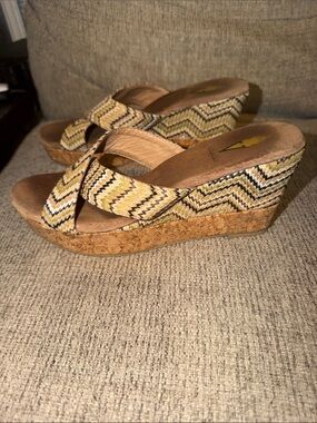 Women’s Volatile Wedge Slide Sandals in Yellow Chevron Pattern size 9